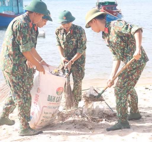Thanh niên Quảng Bình ra quân làm sạch bãi biển