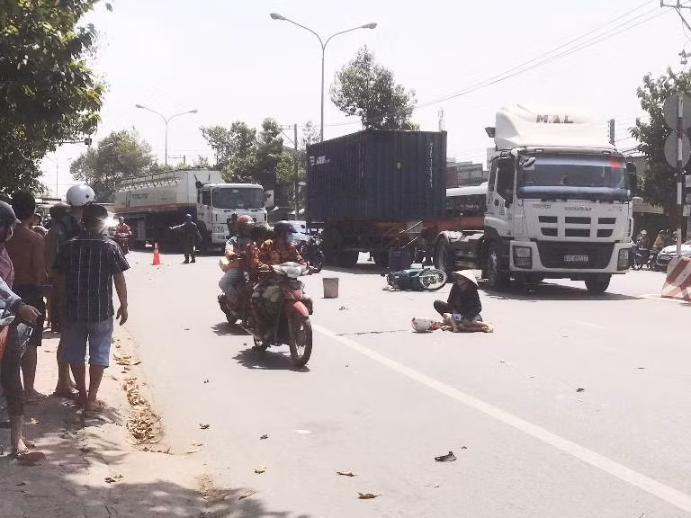 Va chạm với xe tải, hai 2 ông cháu tử vong 