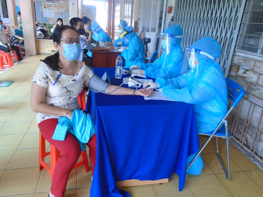 Nhân viên y tế TPHCM tiêm vắc xin phòng COVID-19 cho người dân