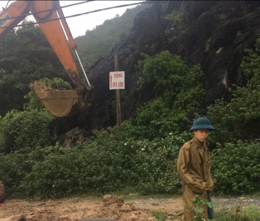 Ngang nhiên phá đường lên động Tiên Sơn