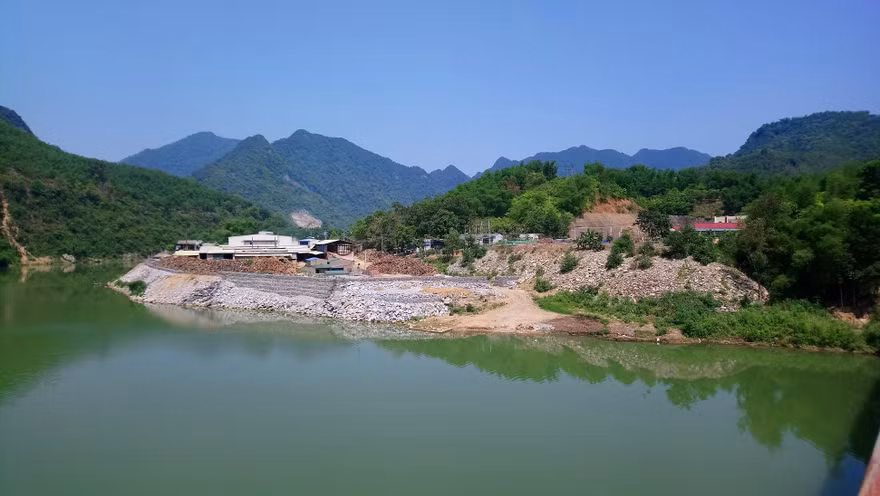 Bị phạt 30 triệu đồng vì đổ đất đá lấn chiếm sông Mã