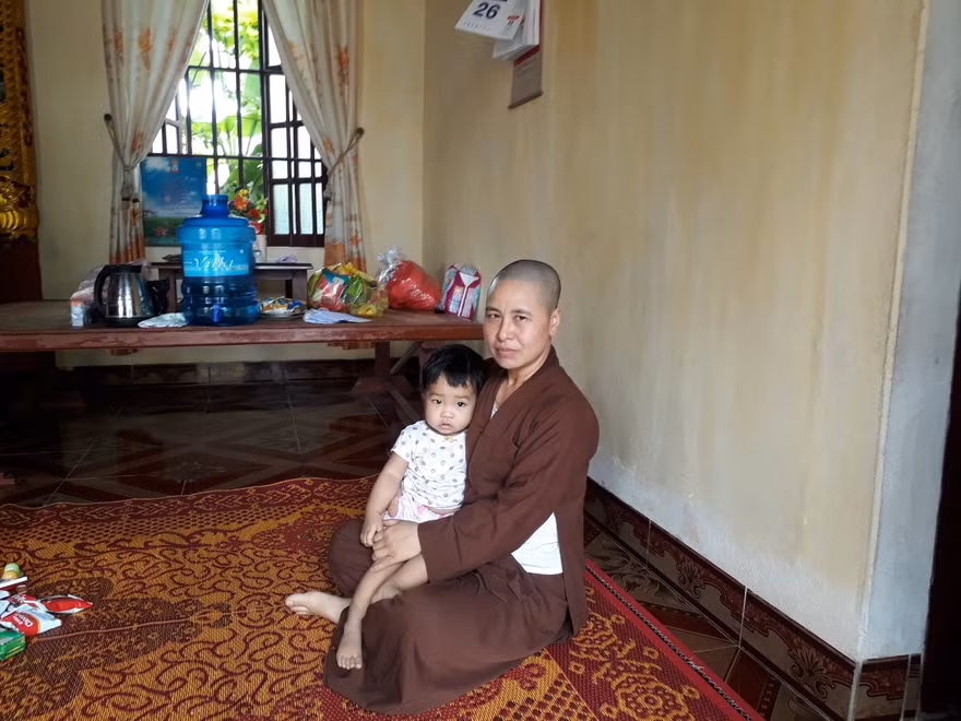 Trự trì Thích Đàm Tươi nhận nuôi cháu bé bị bỏ rơi tại chùa - Ảnh: Hoàng Long