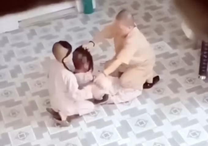 Sư cô Hạnh Thảo ghì tóc, tát vào má tiểu ni ở chùa Long Nguyên. Ảnh: Cắt từ video.