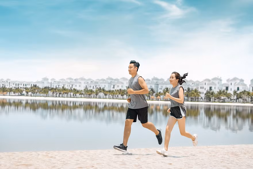Tận hưởng cuộc sống năng động tại thành phố biển hồ: chạy bộ trên bãi biển, tập thể thao tại sân tập gym ngoài trời…