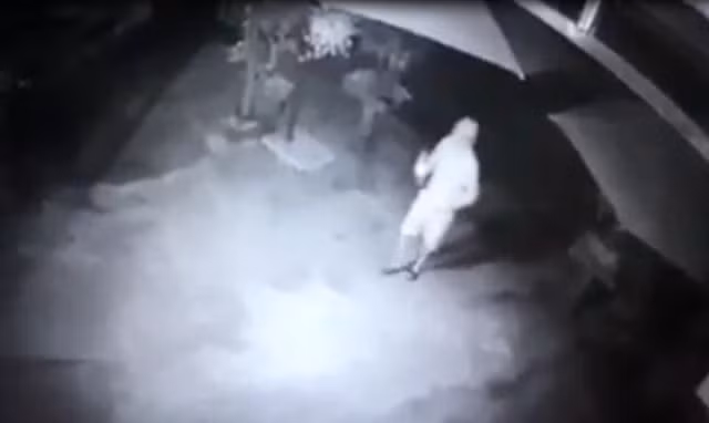 Tưới xăng vào cửa cuốn nhà dân rồi châm lửa đốt