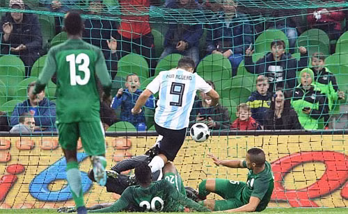 Hai hậu vệ Nigerina không thể ngăn Aguero đệm bóng ghi bàn.