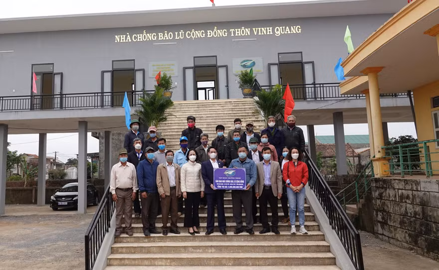 Bàn giao nhà tránh lũ cộng đồng thôn Vinh Quang