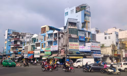 Nhiều mặt bằng bán lẻ là nhà mặt phố đang được cho thuê theo giờ tại TP HCM. Ảnh: Vũ Lê