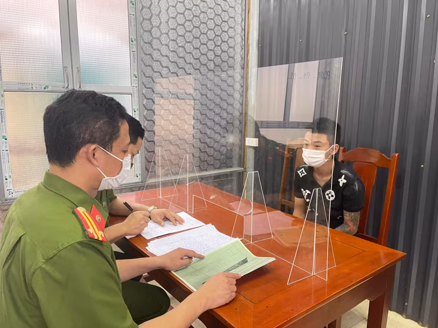 Nguyễn Tùng Dương tại cơ quan công an