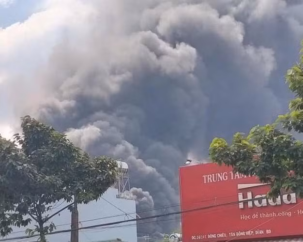 Khói lửa nhấn chìm 2 nhà xưởng ở Bình Dương