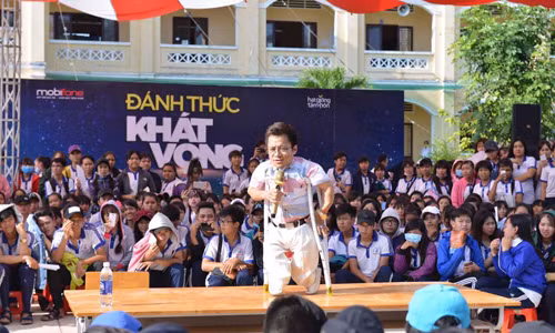 Bằng câu chuyện của cuộc đời mình, diễn giả Sơn Lâm “truyền lửa” đến các bạn sinh viên trẻ vùng Đồng bằng sông Cửu Long
