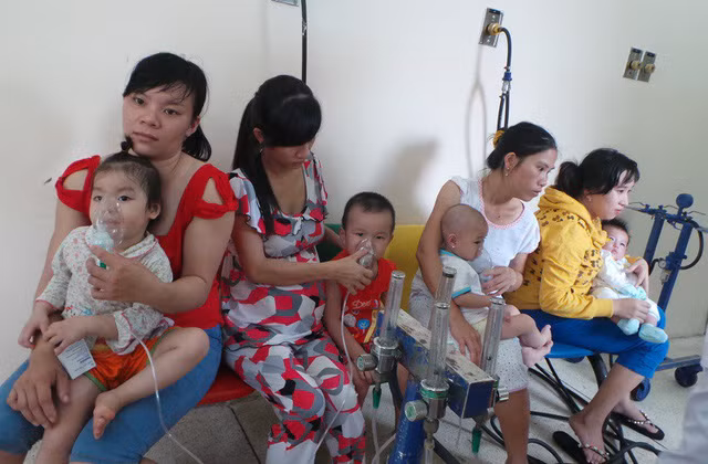 Trẻ nhiễm bệnh khi đến trường khiến hầu hết phụ huynh lo lắng