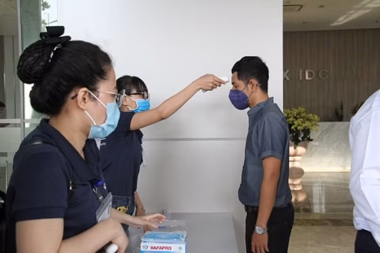  Đo thân nhiệt trước khi vào phòng làm việc
