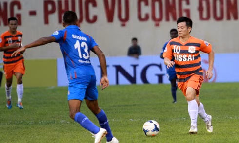 Văn Quyến (phải) trong trận đấu gần đây nhất của Ninh Bình - đại thắng 4-2 trước Churchill Brothers ở AFC Cup hôm 13/5. Ảnh: Lâm Thỏa.