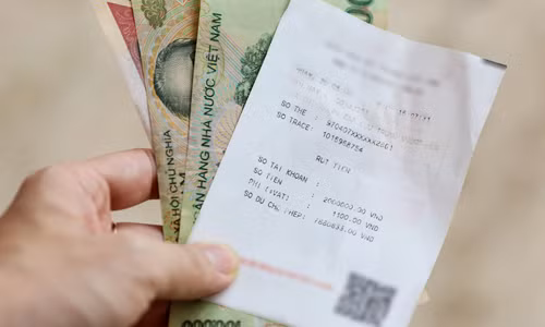 Nhiều nhân viên từ các doanh nghiệp rất quan tâm đến mức phí phải trả khi rút tiền ATM