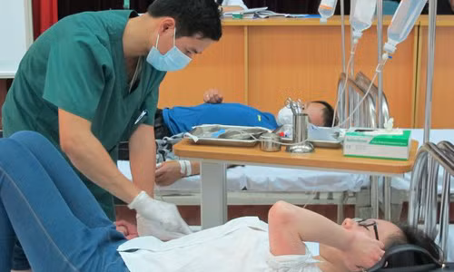 Bệnh nhân trước khi truyền đường cần xét nghiệm máu và được bác sĩ theo sõi sát. Ảnh: N.Phương