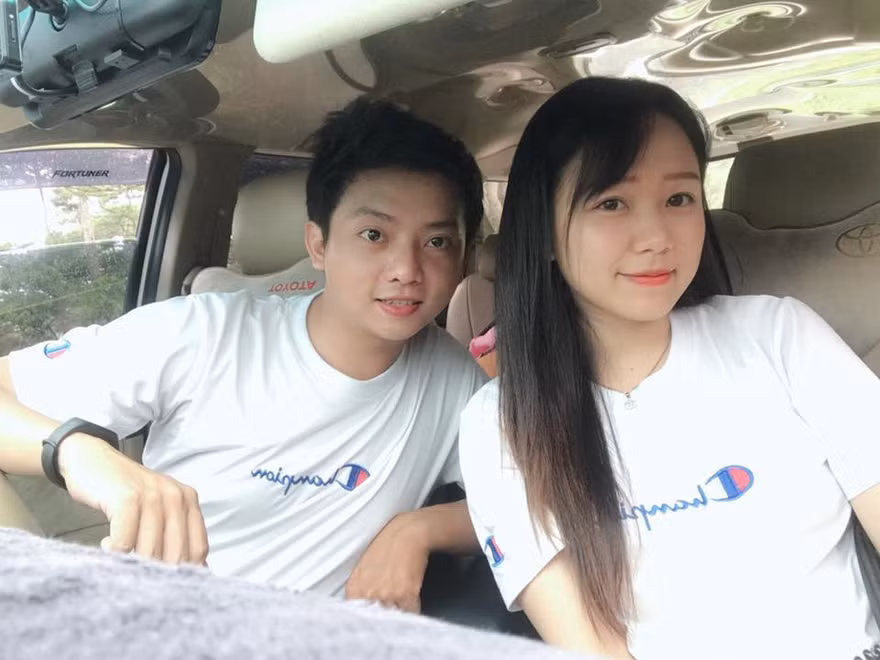 Quen nhau nhờ các bình luận trên Facebook, chuyện kết hôn sau một tháng yêu của đôi trẻ Cần Thơ khiến nhiều người bất ngờ. 
