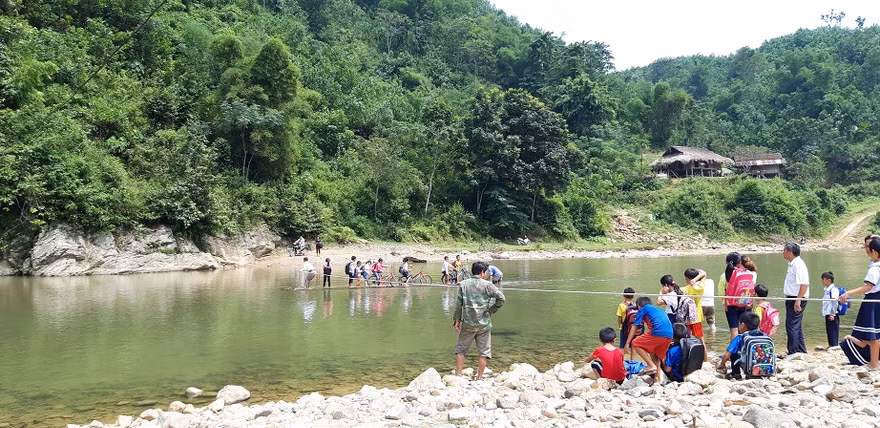 Học sinh vất vả bè mảng qua sông Ken