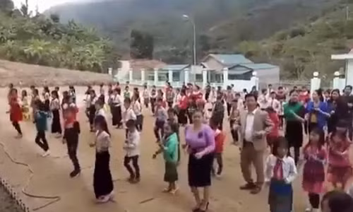 Thầy trò vùng cao nhảy cha cha cha trong giờ ra chơi