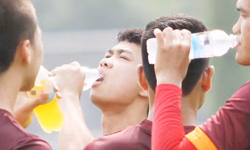 Các cầu thủ đội tuyển Việt Nam uống bù nước trong quá trình thi đấu.