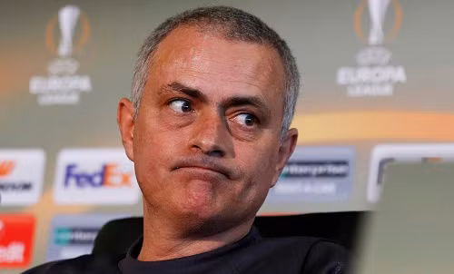 Mourinho trong buổi họp báo trước trận gặp Saint-Etienne. Ảnh: Reuters.
