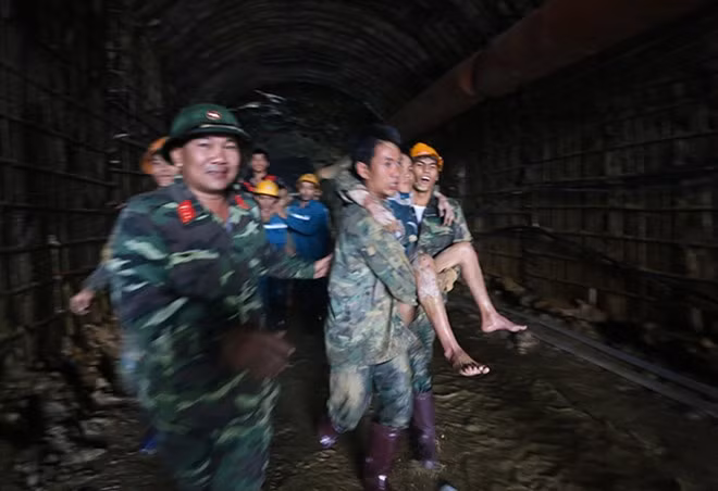 Giải cứu các nạn nhân ra khỏi khu vực sập hầm. 