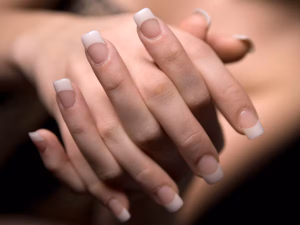 Mẹo giúp móng tay trắng hồng tự nhiên
