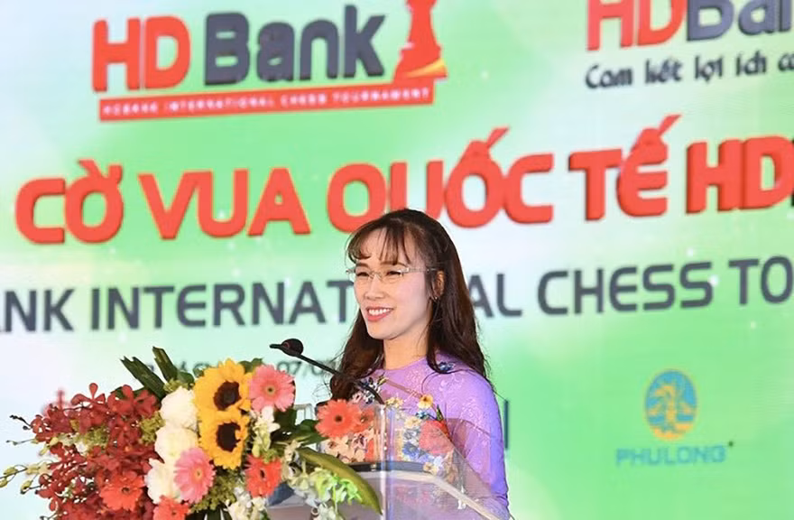 Nữ tỉ phú Nguyễn Thị Phương Thảo phát biểu tại một giải cờ vua quốc tế HD Bank - nơi tạo bệ phóng cho các tài năng Việt Nam