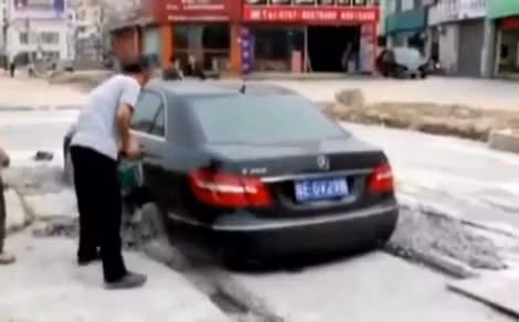 Mercedes E-class kẹt cứng bê tông