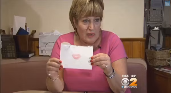 Bà Susan Heifetz với lá thư người mẹ gửi cho bà 45 năm trước. Ảnh: CBSNewYork/ Youtube