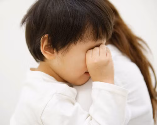 Con tôi năm nay đã 13 tháng tuổi, thực sự cháu quấn bà nội hơn quấn mẹ. Việc duy nhất tôi có thể làm mà không ai tranh giành là nấu cháo và đút cho cháu ăn ngày 3 bữa (Ảnh minh họa)