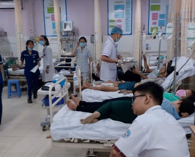 Ăn bánh mì có chứng nhận an toàn, 140 người nhập viện 