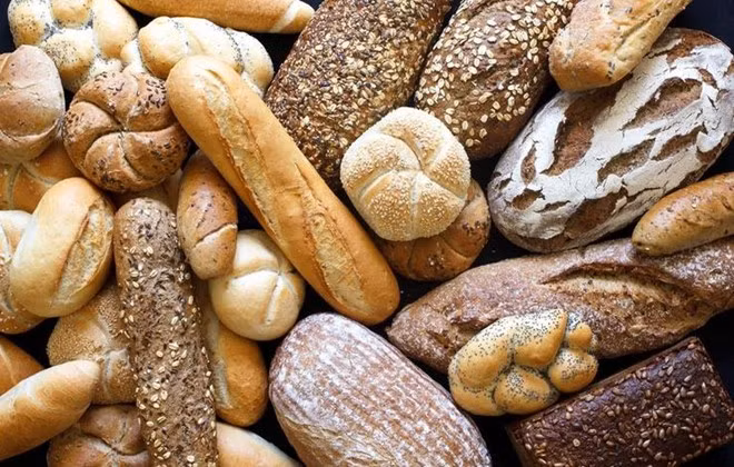 Lót dạ với bánh mì hoặc thực phẩm nào đó chỉ có tác dụng khi bạn uống 3-4 ly rượu. Ảnh: Prevention.
