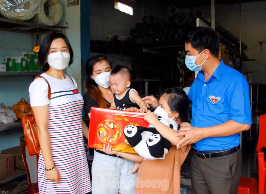 Tỉnh đoàn Bình Phước thăm gia đình công an viên trọng thương khi truy bắt cướp
