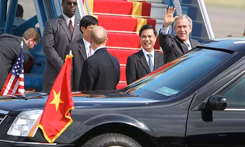Ngày 17/11/2006, tổng thống Mỹ khi đó là George W. Bush bắt đầu chuyến thăm chính thức Việt Nam và dự Hội nghị cấp cao APEC, từ 17-20/11. Phương tiện để Bush di chuyển ở Việt Nam là chiếc limousine Cadillac One. Ảnh: Tuoitre.