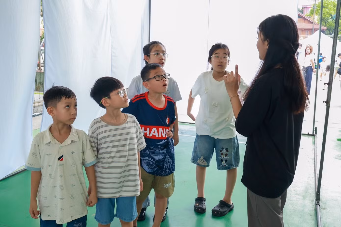 Các em nhỏ hào hứng trải nghiệm những hoạt động lý thú tại hội chợ.