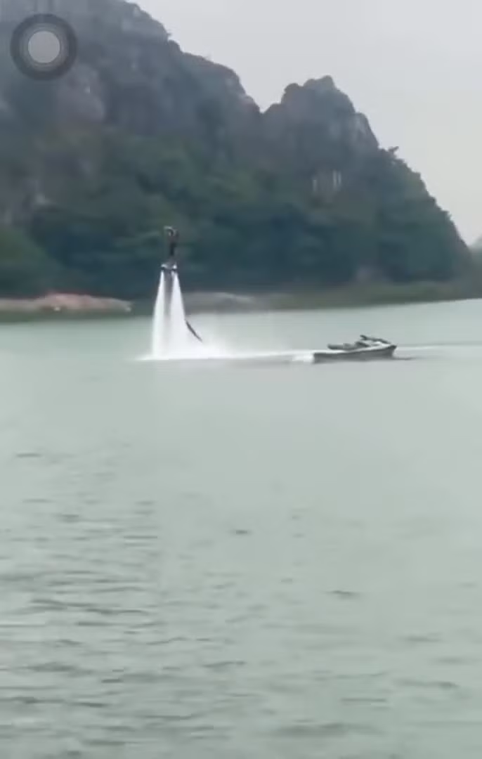 choi-flyboard-o-ninh-binh-va-cai-ket-xem-them.jpg