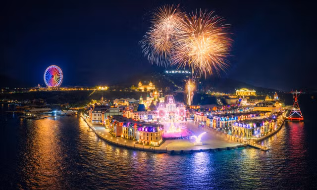 Đêm giao thừa rực rỡ: 'Thánh địa countdown họ Vin' vững vàng vị thế điểm đến quốc dân