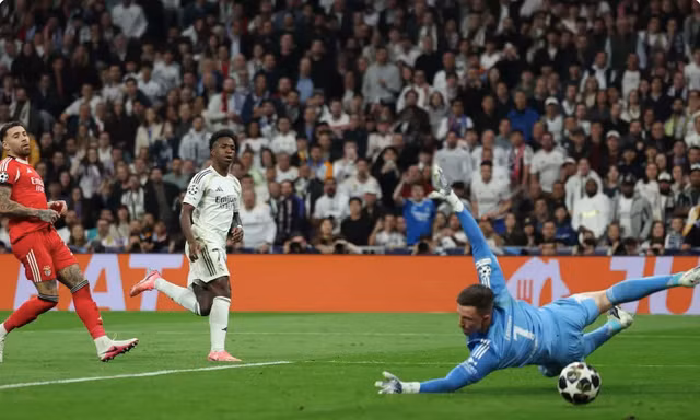 Vinicius tỏa sáng, Real Madrid ngược dòng đầy cảm xúc trước Benfica 