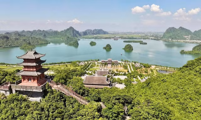 Đánh golf ở Sân Thiên Đường Legend Valley Country Club, ghé thăm chùa Tam Chúc
