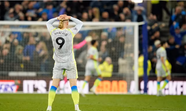 Man City sảy chân trước Everton, mất quyền tự quyết trong cuộc đua vô địch