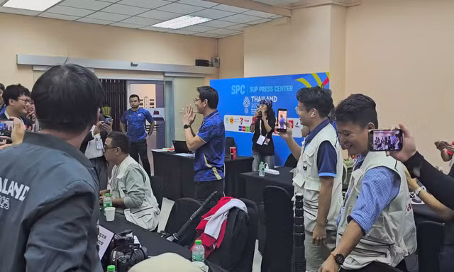 HLV Kiatisak gây sốt trước chung kết SEA Games: 'Thắng hay thua, hãy tận hưởng bóng đá'