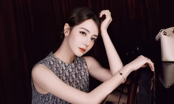 Dáng vẻ nghệ sĩ piano của Địch Lệ Nhiệt Ba khiến cõi mạng 'mê đắm'