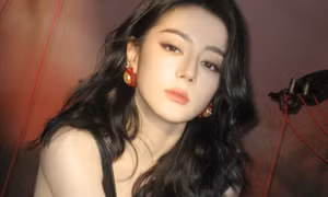 Mỹ nhân đè bẹp Địch Lệ Nhiệt Ba
