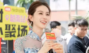 Lưu Thi Thi tới Hà Nội