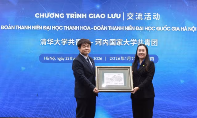 Sinh viên hai Đại học chụp ảnh lưu niệm