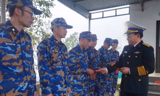 Đại tá Nguyễn Văn Thanh, Phó tham mưu trưởng Vùng 1 Hải quân lì xì kíp trực sẵn sàng chiến đấu Trạm ra đa 485.