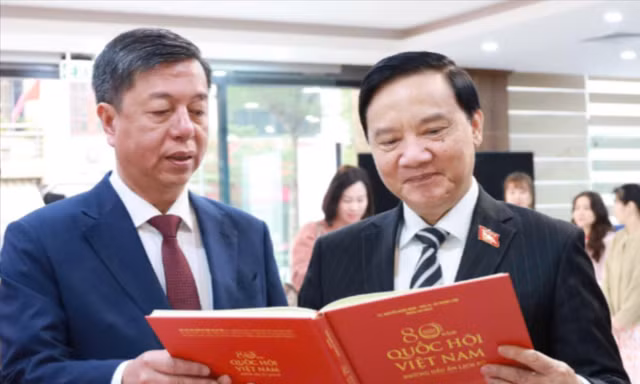 PGS.TS Vũ Trọng Lâm - Giám đốc, Tổng Biên tập NXB Chính trị quốc gia Sự thật và Phó Chủ tịch Quốc hội Nguyễn Khắc Định đồng chủ biên Cuốn sách 80 năm Quốc hội Việt Nam – Những dấu ấn lịch sử.