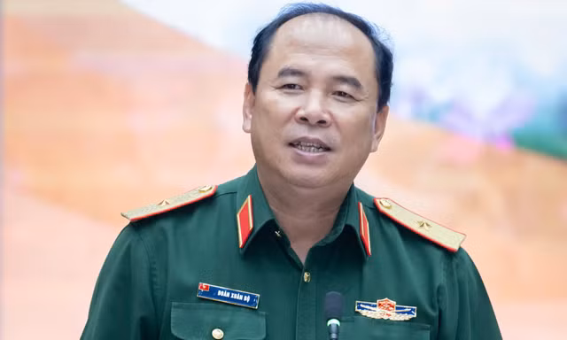  Thiếu tướng Đoàn Xuân Bộ, Bí thư Đảng ủy, Tổng Biên tập Báo Quân đội nhân dân trả lời tại buổi gặp mặt báo chí. 