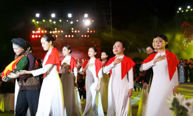 Hình ảnh xúc động từ cầu truyền hình Sao sáng dẫn đường 